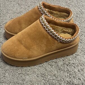 Women's Tan Slip-On Shoes